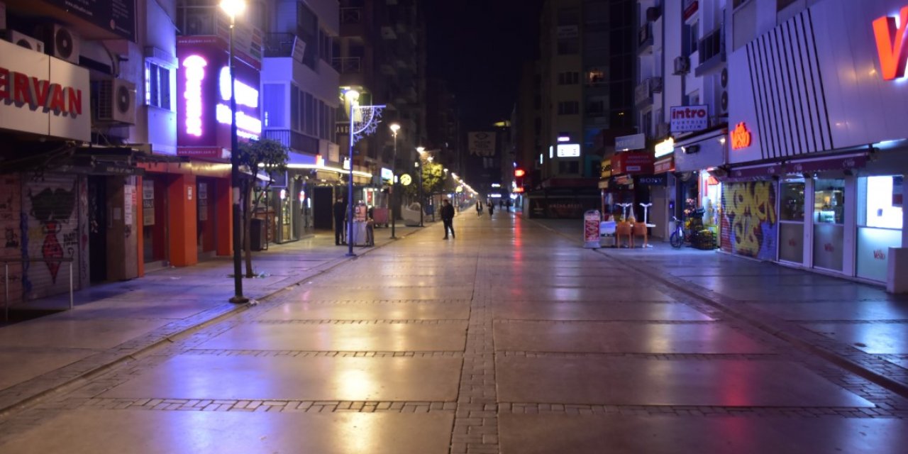 İzmir, sokağa çıkma kısıtlamasının ardından sessizliğe büründü