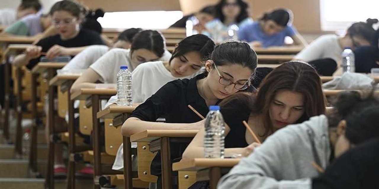 Üç milyon aday YKS maratonunda: Adaylar içeride, aileler dışarıda ter döküyor