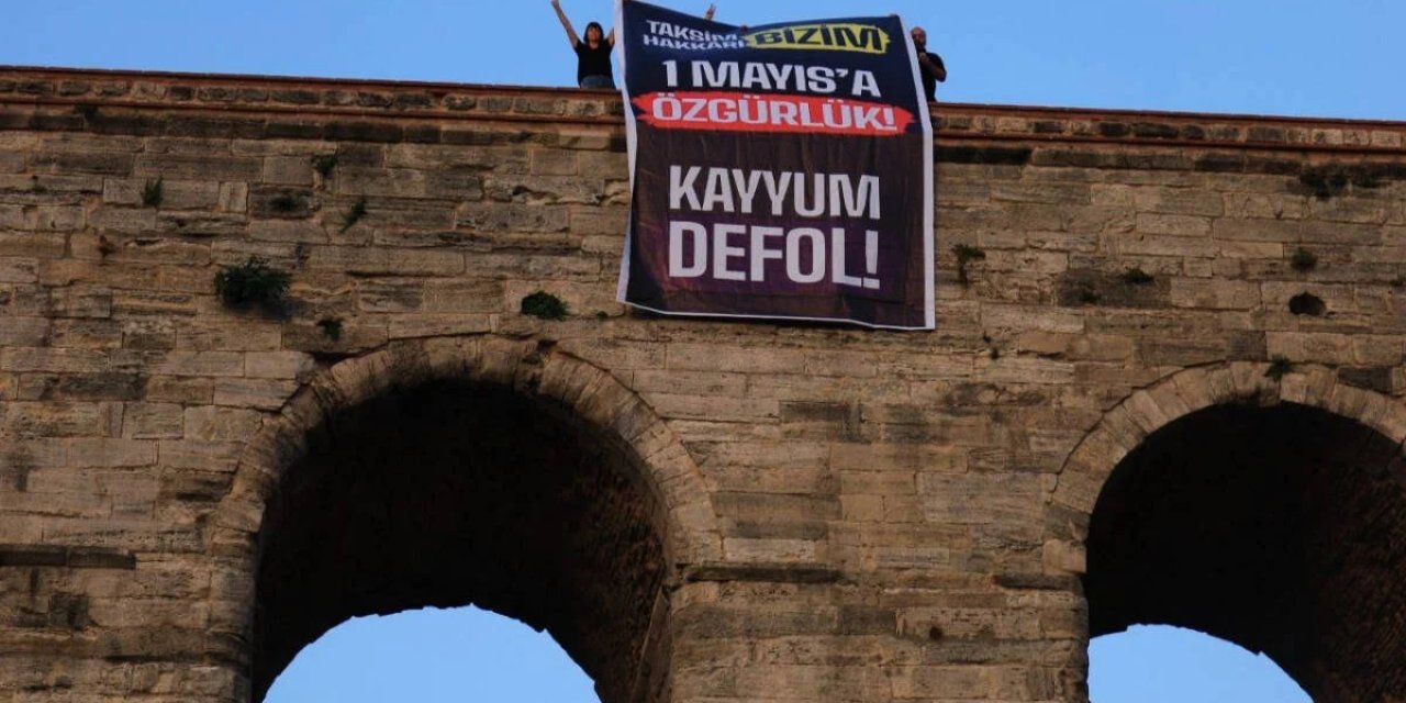 DEM Partili vekillerden Saraçhane'deki su kemerine pankart