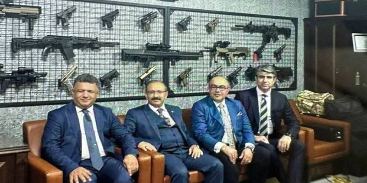 Silah koleksiyonu önünde poz veren hakimin 'köpek kavgası'