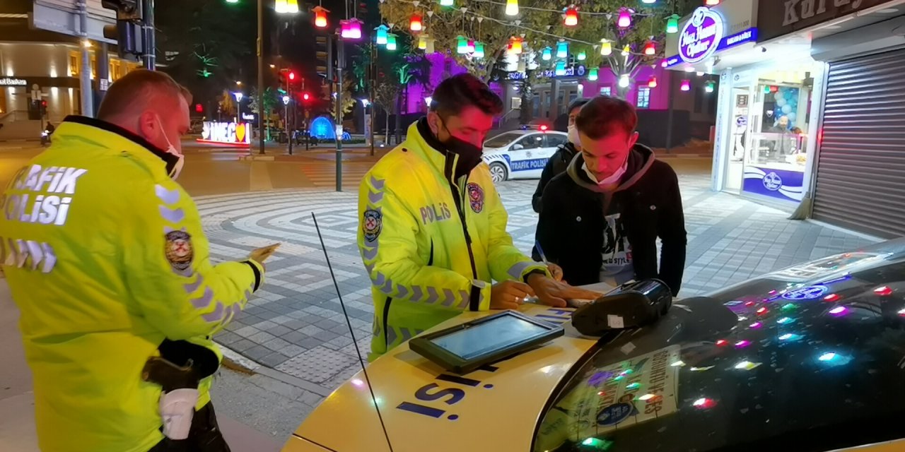 Kısıtlamaya uymayan kişiye ve kimliğini getirerek yasağı delen arkadaşına ceza kesildi