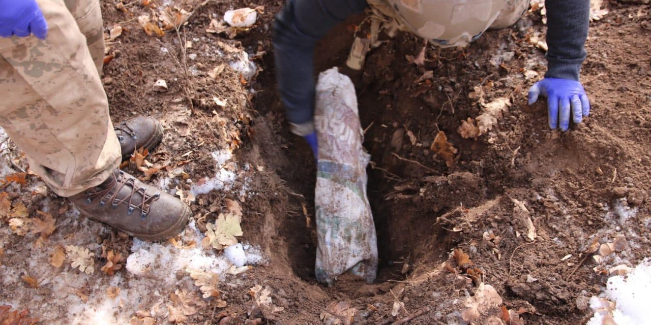 Tunceli'de, 3 terör örgütüne operasyonda silah ve mühimmat ele geçirildi
