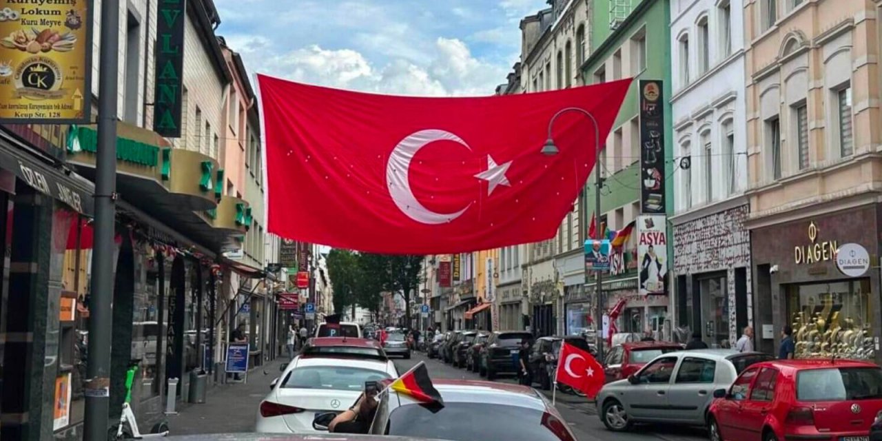 Ertuğrul Özkök: O maçta Türkiye Milli Takımı'nda kaç Suriyeli oyuncu milli marşı İlkay gibi söyleyecek?