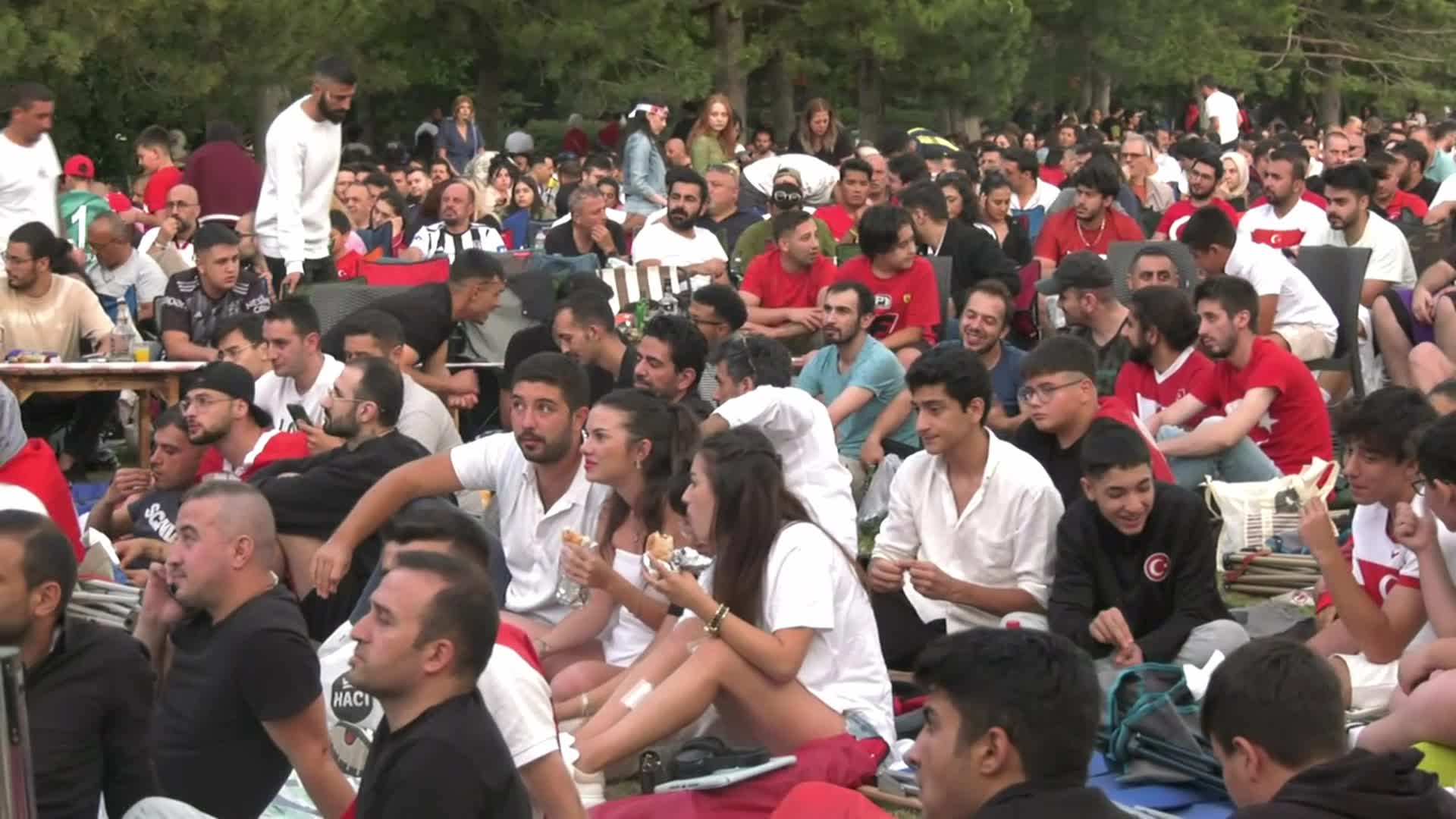 Türkiye-Hollanda maçını dev ekranlarda seyreden yurttaşlar, ilk yarıda sevinse de maçın sonunda büyük üzüntü yaşadı