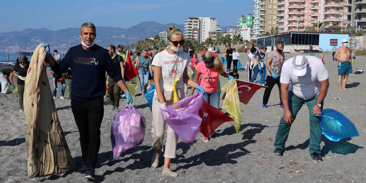 Alanya'da yerleşik yabancılar sahili temizledi