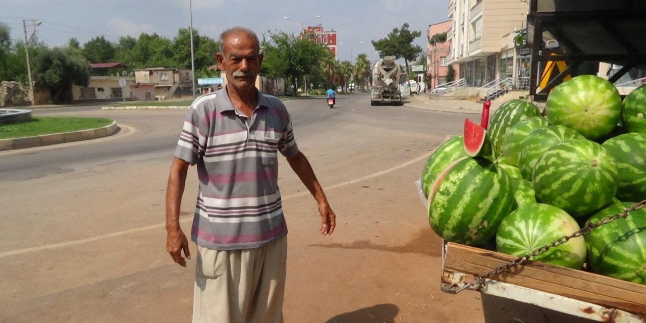 Karpuz satan emekli: Emeklinin kaliteli bir şey yemesi söz konusu değil