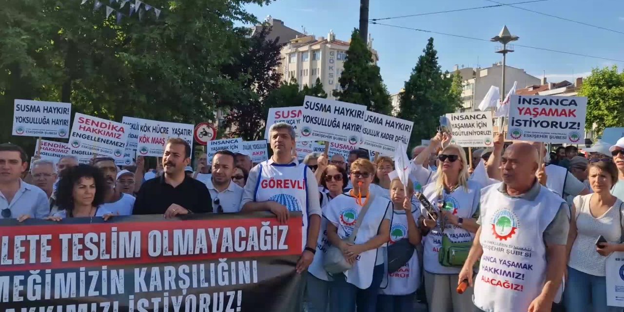 Eskişehir'de emekliler zamlara tepki için yürüdü