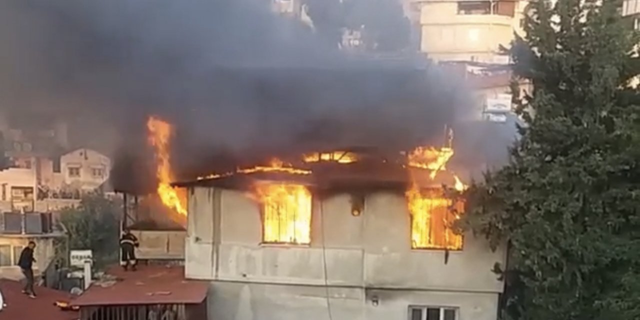 Hatay’da 2 katlı ev alev alev yandı