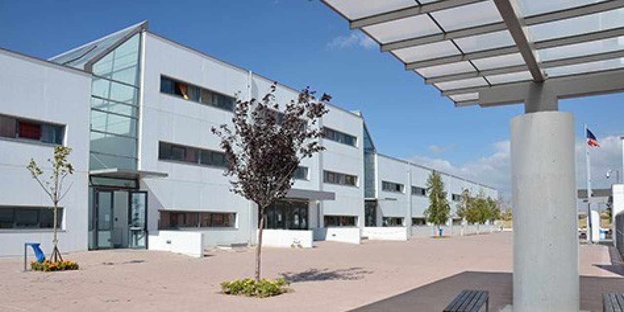 İktidarda Fransız okulu tartışması iki bakanı karşı karşıya getirdi!