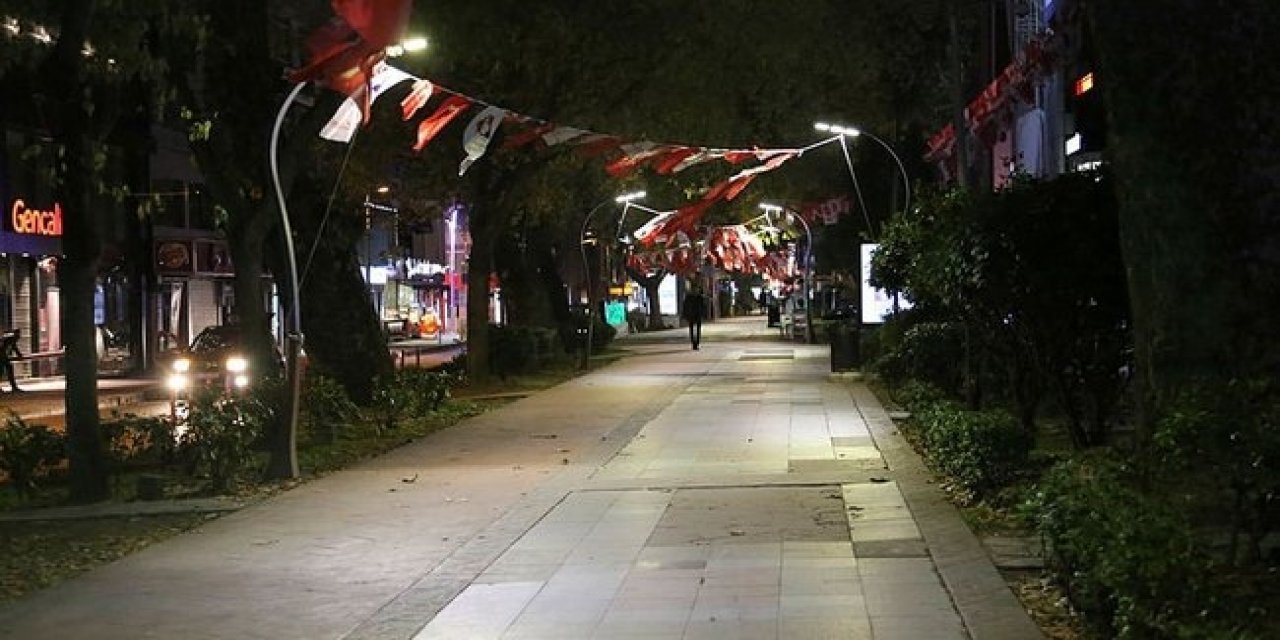 Pazartesi sabah 05:00'e kadar sürecek sokağa çıkma yasağı saat 20.00 den itibaren yeniden başladı