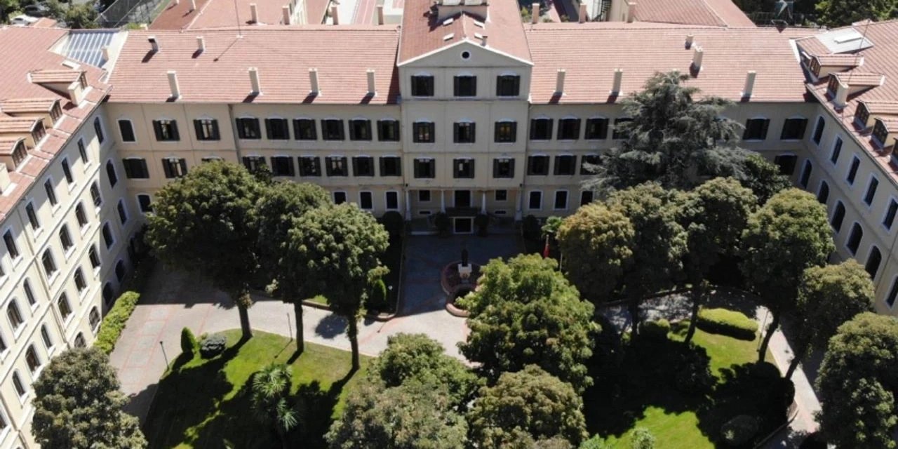 Okul krizinin arkasında AKP'nin Fransa'da açmak istediği okul mu var?