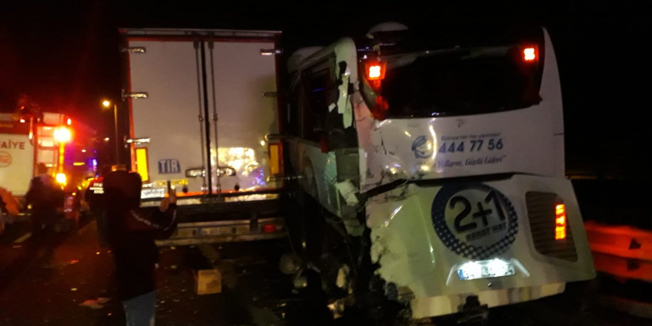 Pozantı'da yolcu otobüsü ile TIR çarpıştı: 4 yaralı