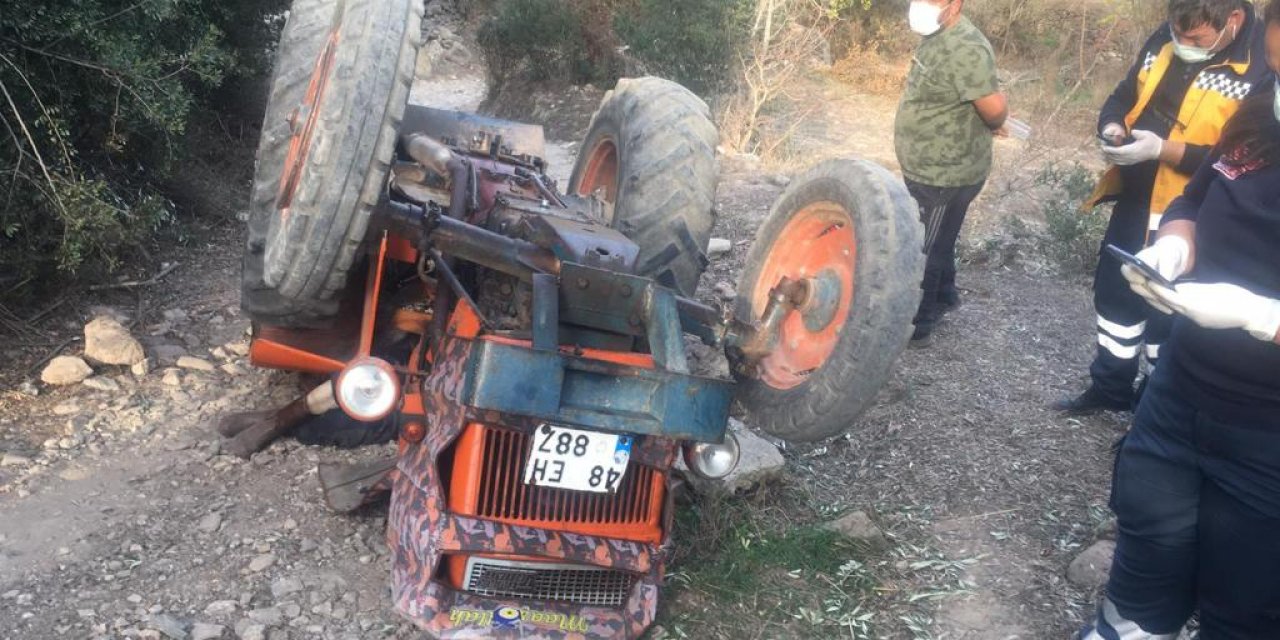 Devrilen traktörün altında kalan yaşlı çift öldü