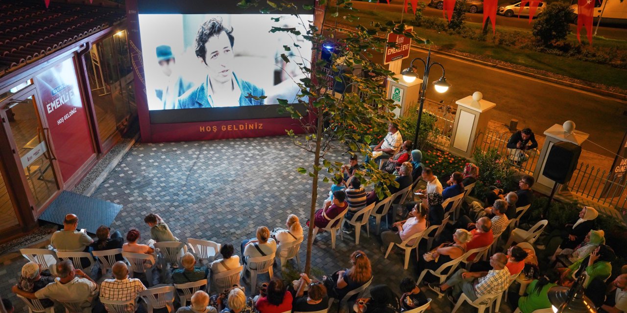 Beyoğlu'nda nostalji: Emekliler açık hava film gösteriminde buluştu