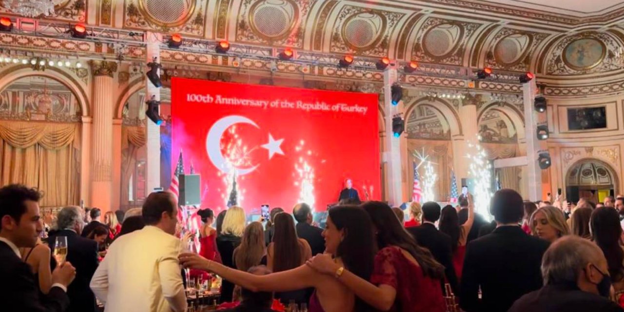 Ertuğrul Özkök: New York Cipriani’deki Türk kırmızı halı gecesinden kimler masa aldı?