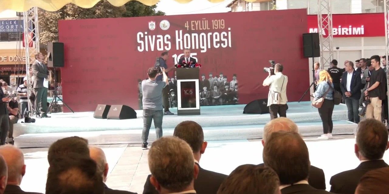 Özgür Özel, Sivas Kongresi'nin 105. yıldönümünde konuştu, AKP'li Güler kürsüye çıktı, yurttaş alanı terk etti