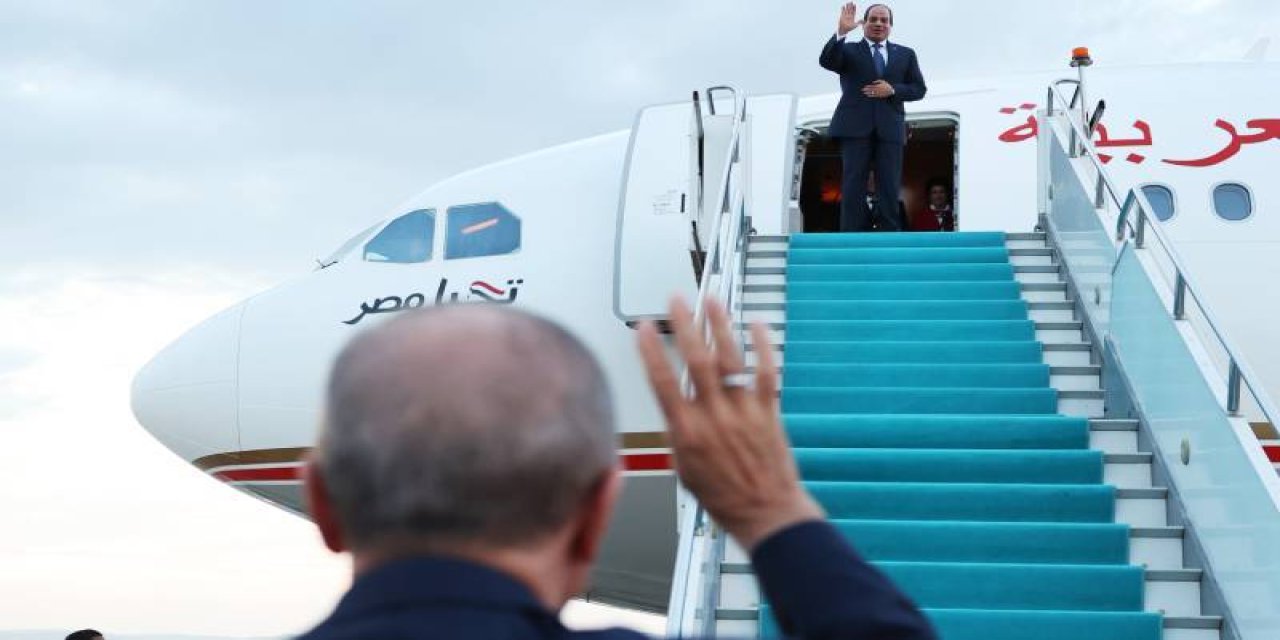 Ertuğrul Özkök: Uçağın altındaki Rabia: 31 satır; kapısındaki açık beş parmak: 4 satır