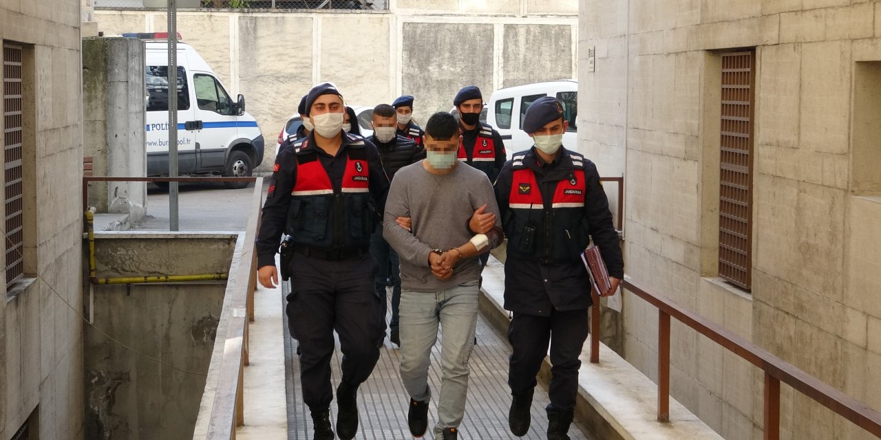 Bıçakla öldürdüğü arkadaşının cesedini 1 gün evinde saklayıp, ormanlık alanda yakmış