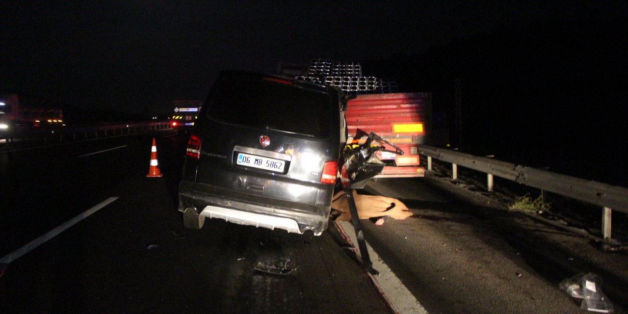 Bolu'da TIR'a çarpan minibüsteki 2 kişi öldü, 3 kişi de yaralandı