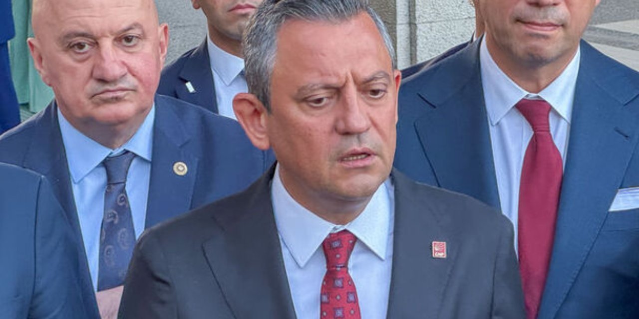 Özel'den eleştirilere yanıt: 'Uzlaşmak için ayağa kalkmadık'