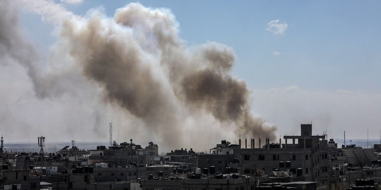 İsrail, sivillerin kaldığı çaldırları bombaladı