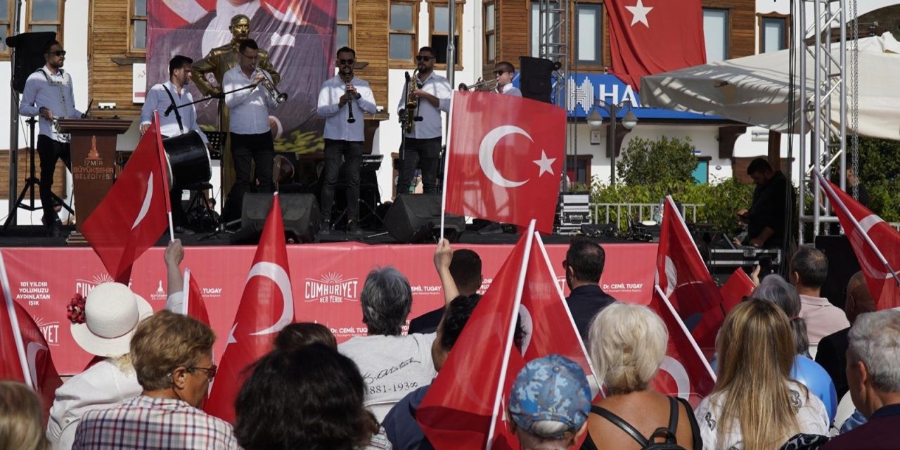 Menderes’te 7’den 70’e Cumhuriyet sevinci