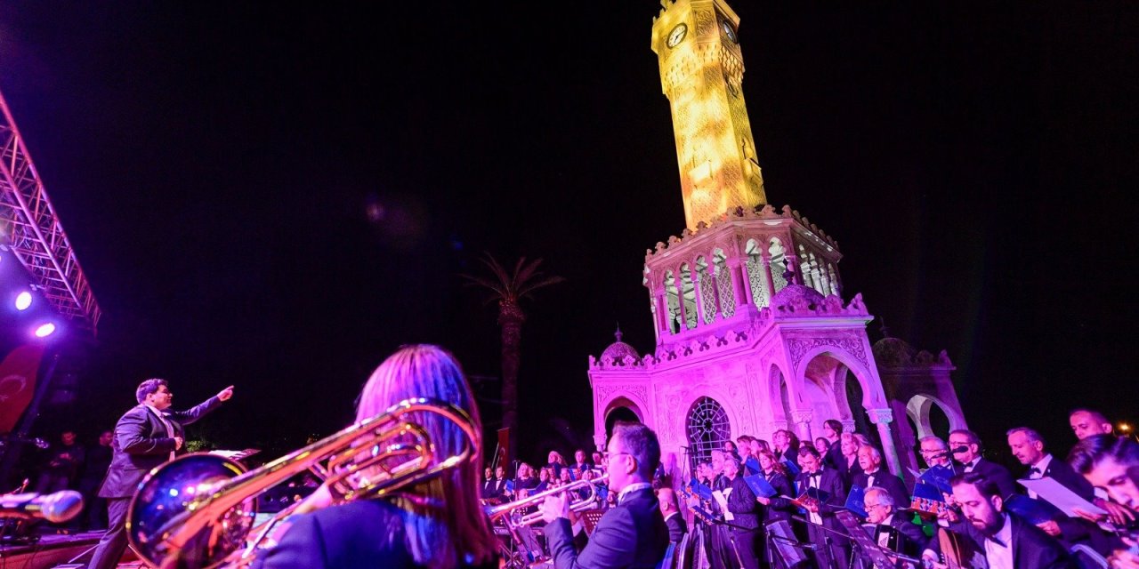 Atatürk Meydanı’nda Cumhuriyet ruhuna yakışır konser