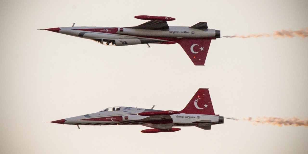 İzmir'de Türk Yıldızları 29 Ekim provasında göz doldurdu