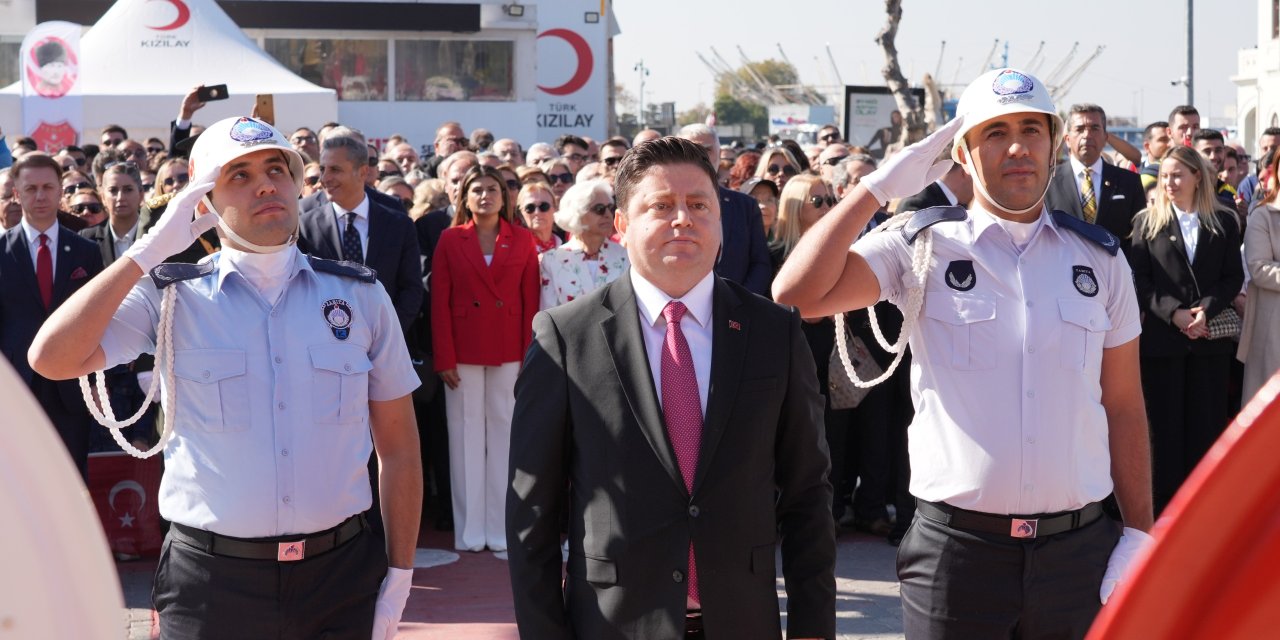 Kadıköy'de Cumhuriyet'in kuruluşunun 101. yıl dönümü kutlanıyor