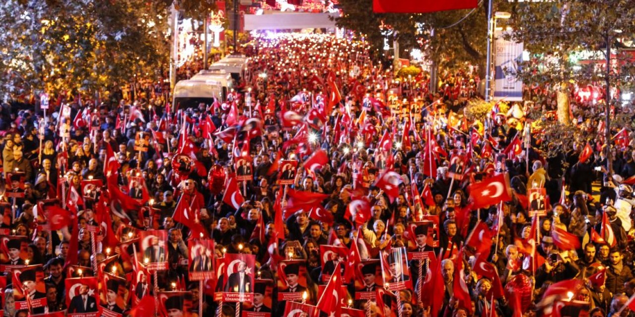 Yüzbinler Kadıköy'de Cumhuriyet için yürüyor