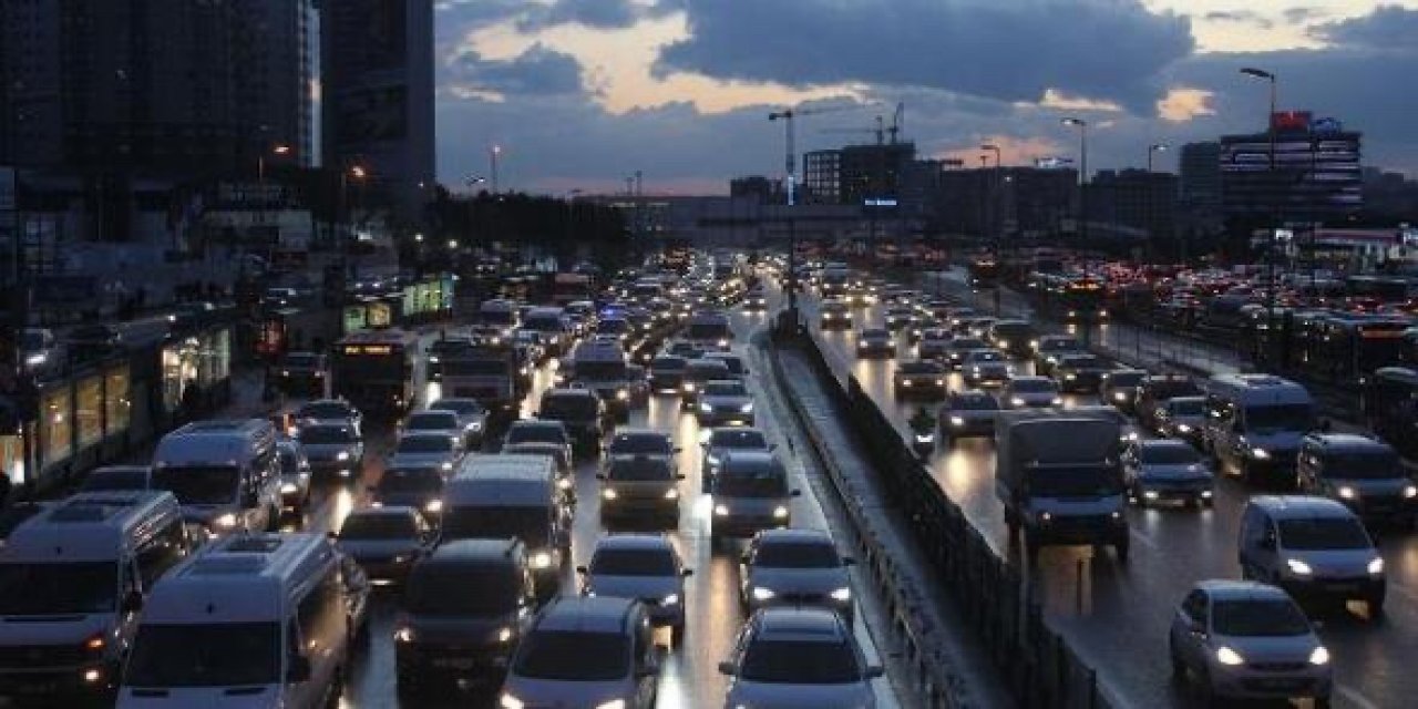 21.00'de başlayacak olan sokağa çıkma kısıtlaması öncesi  İSTANBUL'DA TRAFİK YOĞUNLUĞU