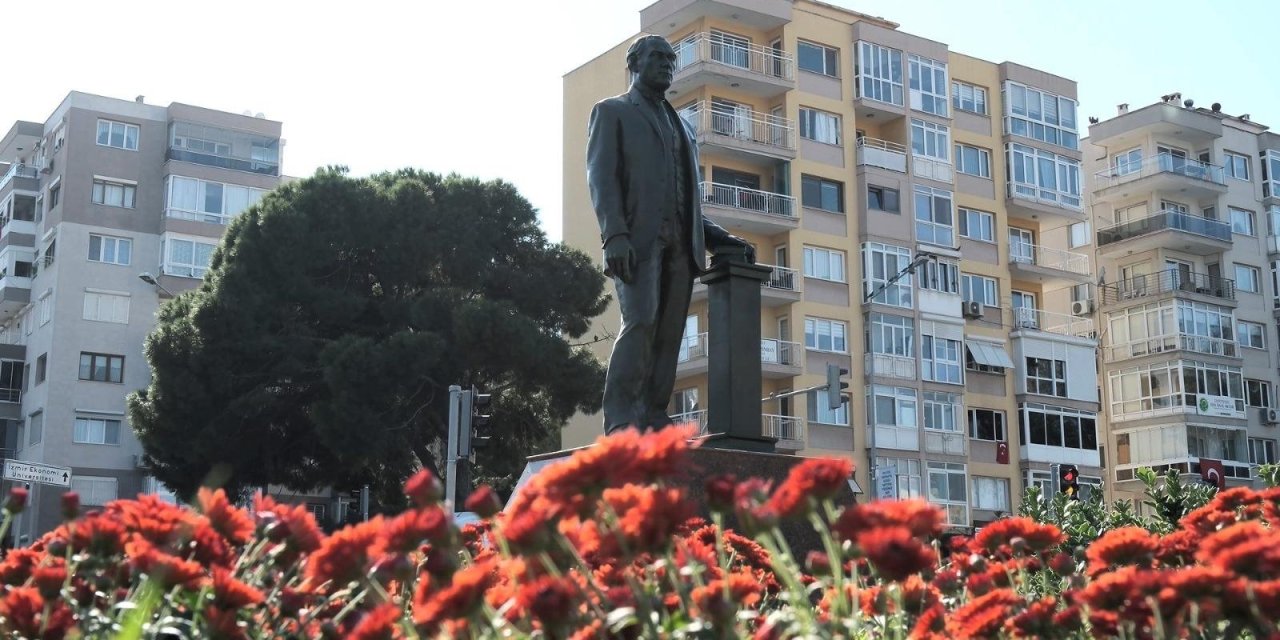 Meydanlar Ata’nın en sevdiği kasımpatı çiçeği ile renklendi