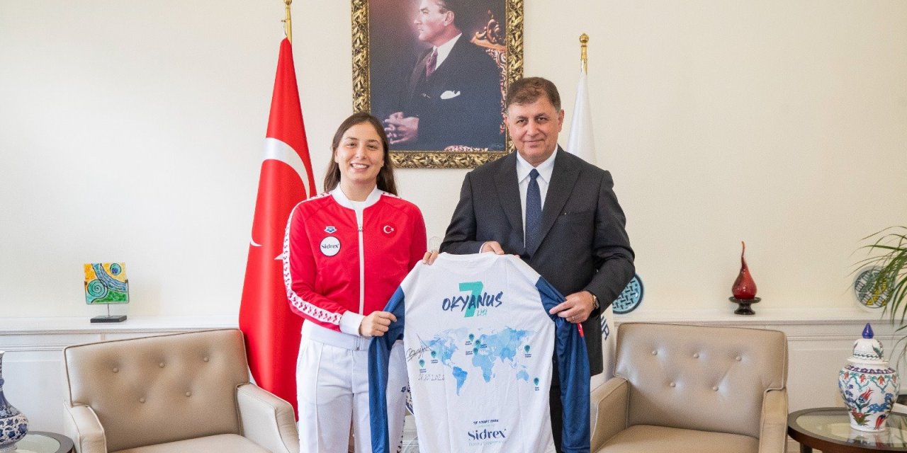 İlklere imza atan İzmirli yüzücü Başkan Tugay’la buluştu