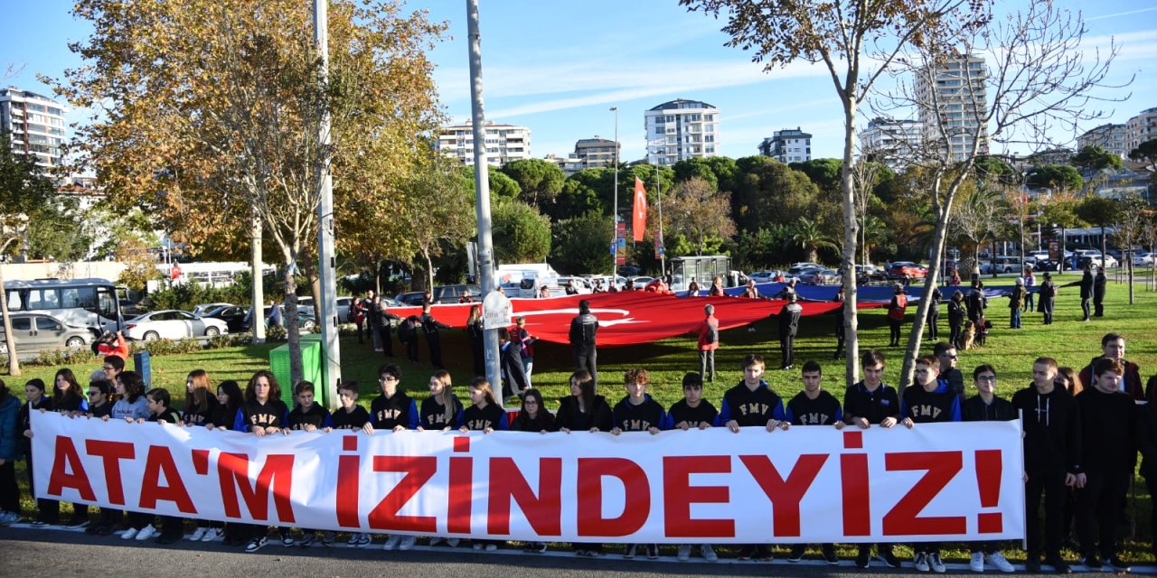 Atatürk için el ele