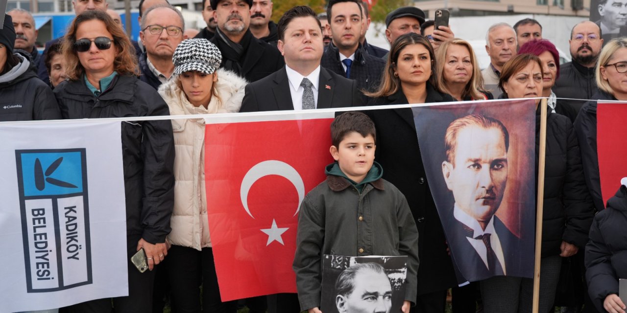 Kadıköy’de 9’u 5 Geçe Ata’ya Saygı Zinciri