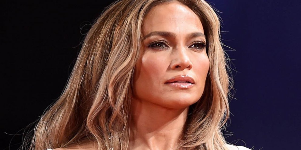 Jennifer Lopez siyah minisiyle galada! Kimse 55 yaşında olduğuna inanamıyor