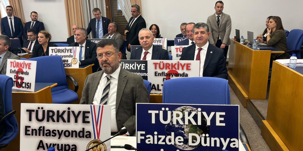 CHP’li vekiller Maliye Bakanı Şimşek’i abaküsle protesto etti