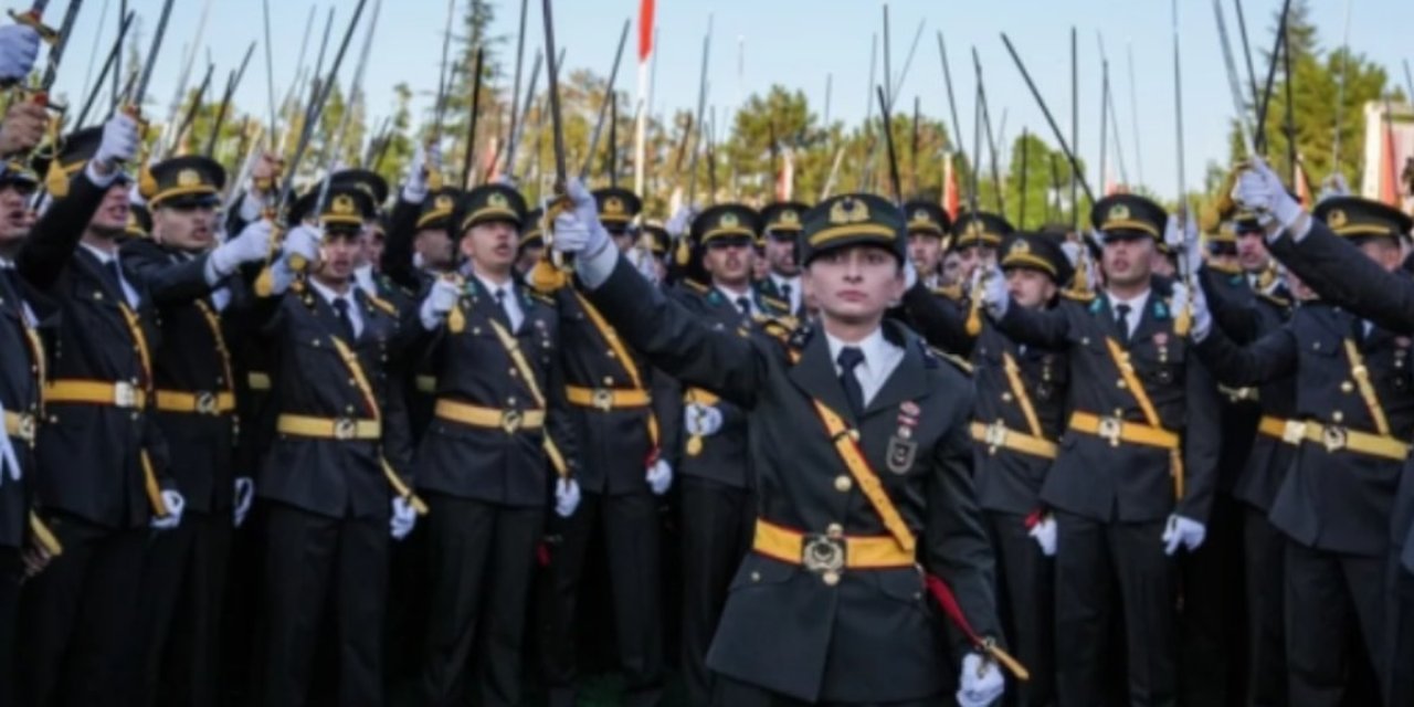 Kılıçlı yemin eden teğmenler ihraç talebiyle disipline sevk ediliyor