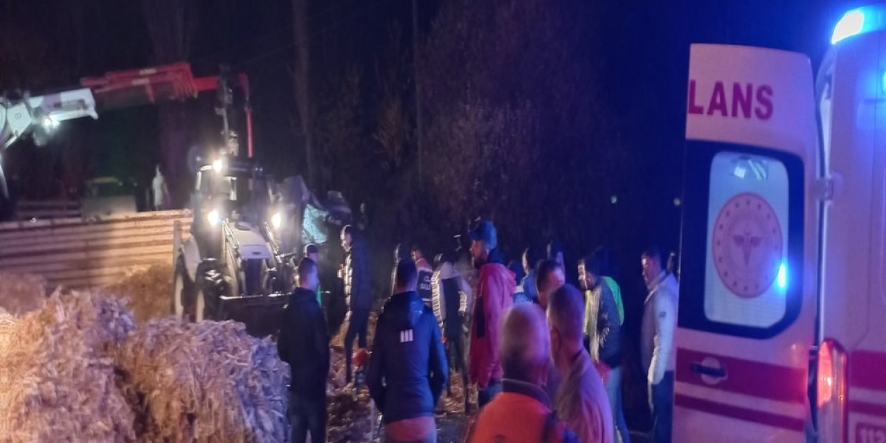 Kazaya müdahale eden polislere TIR çarptı, 1 polis hayatını kaybetti
