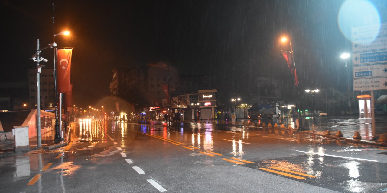Malatya'da kısıtlamanın başlamasıyla sokaklar boş kaldı 