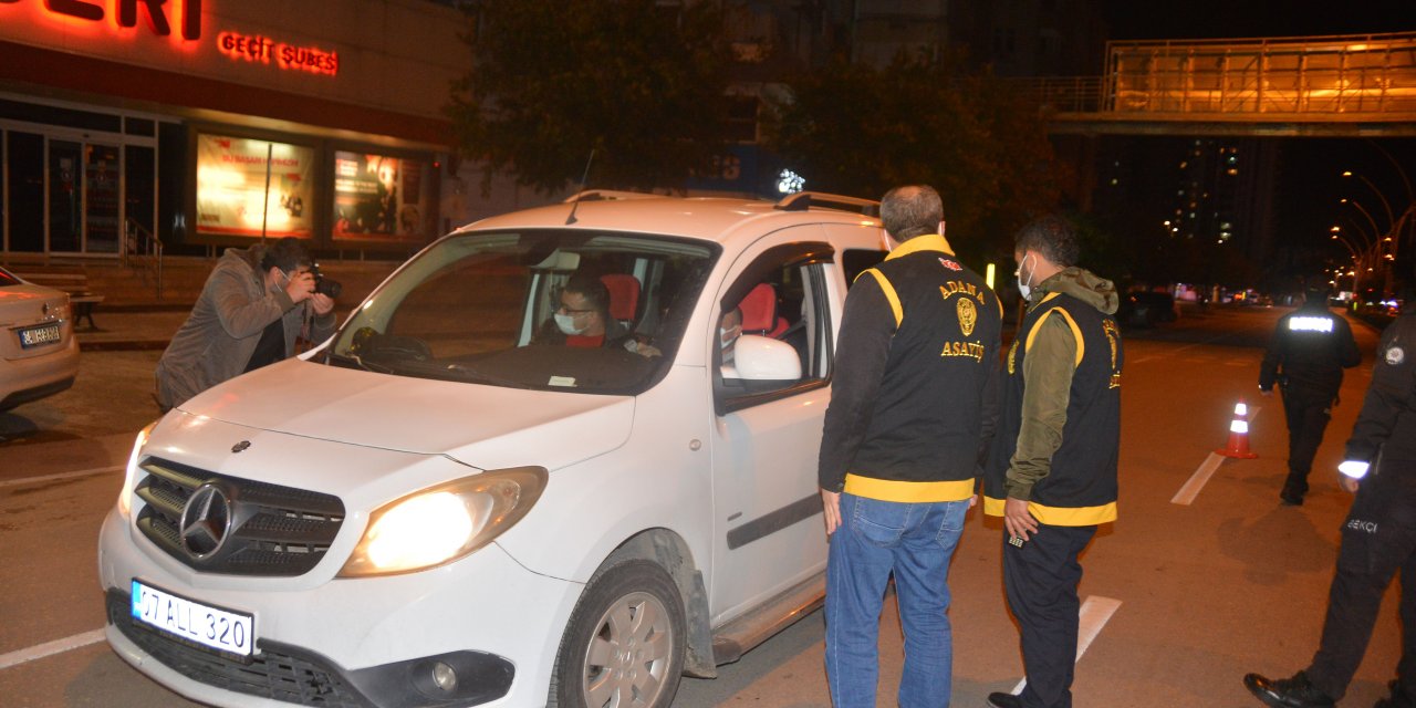 Adana'da, sokağa çıkma kısıtlamasında araçlar tek tek durduruldu