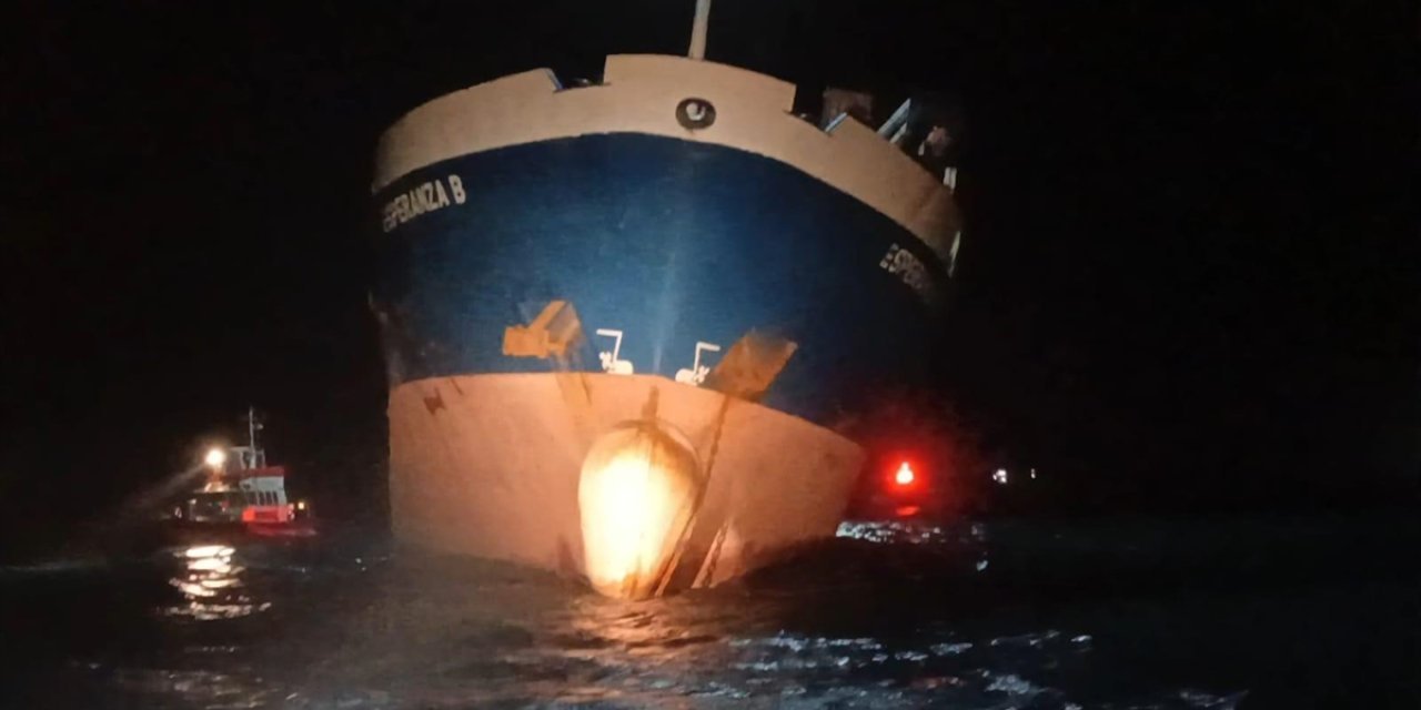 Mersin açıklarında yük gemisi yan yattı, mürettebat tahliye edildi