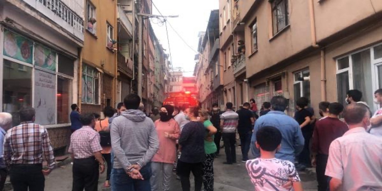 Yangında küle dönen ev mahalleliye  sosyal mesafeyi unutturdu