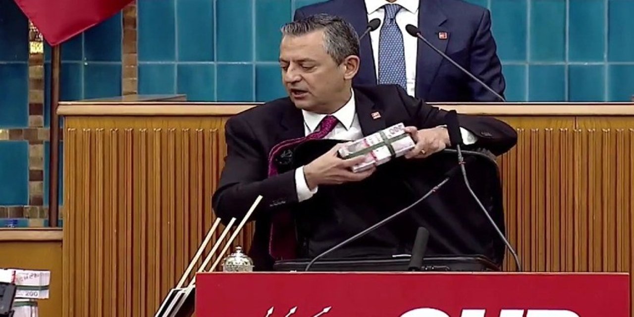 Özgür Özel'den Bahçeli'ye görülmemiş yanıt! Önce kağıdı yırttı, sonra valizi çıkardı: 'Devlet Bey'e hediyem olsun...'