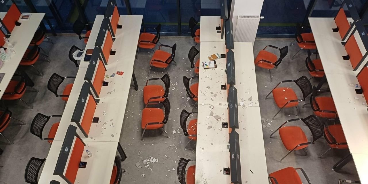 YTÜ'de kütüphanede tavandan öğrencilerin üstüne parçalar düşüyor