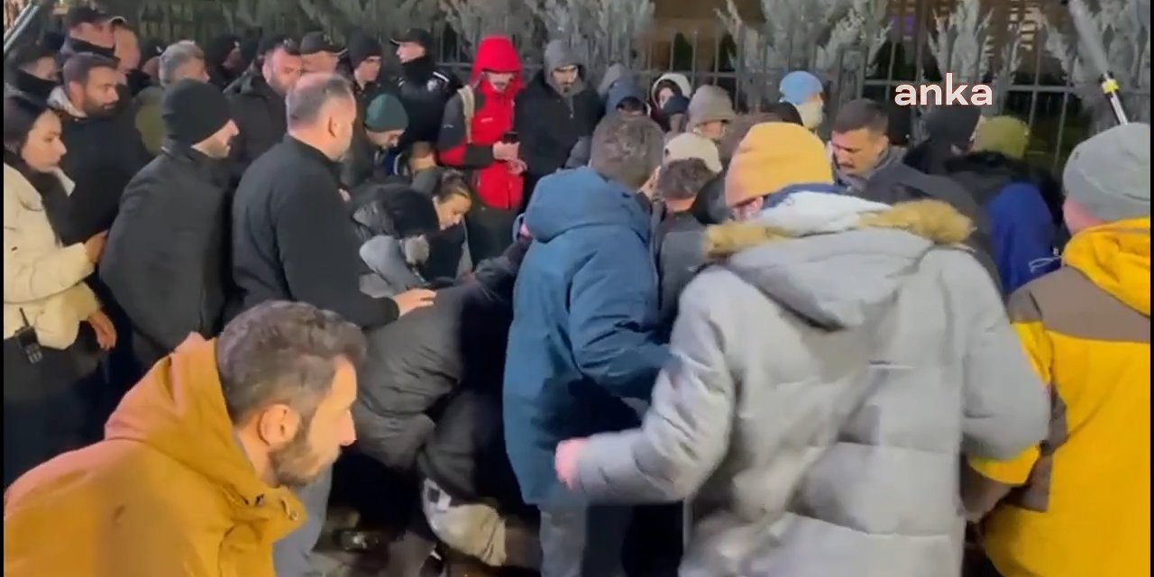 MEB önünde oturma eylemi yapan öğretmenlere polis müdahalesi