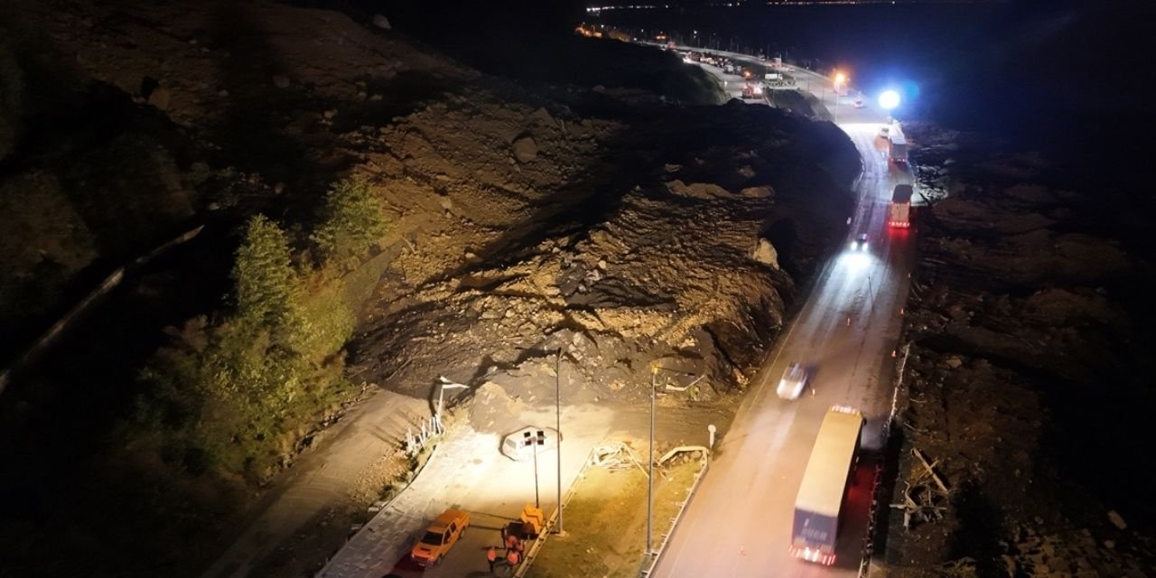 Artvin'de heyelan: Üç kişinin toprak altında olduğu tahmin ediliyor