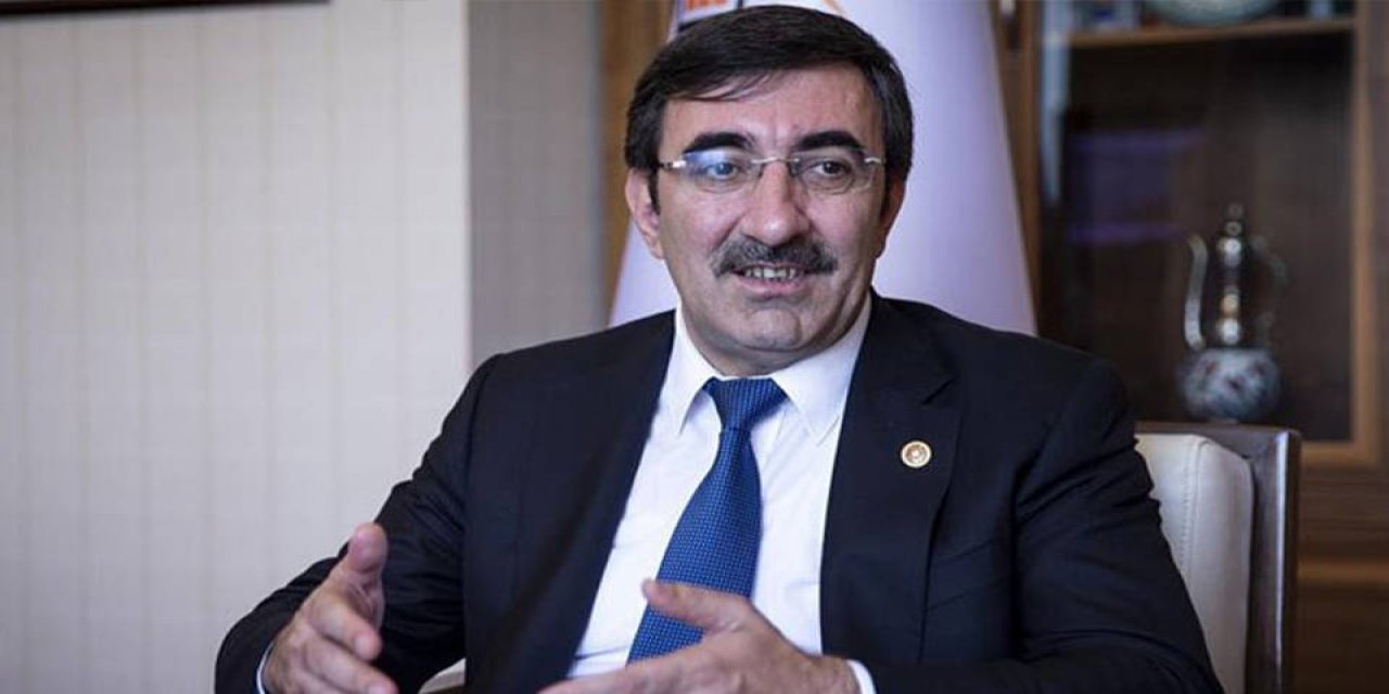 Cumhurbaşkanı Yardımcısı Yılmaz, Ahmet Özer'e teşekkür belgesi vermiş