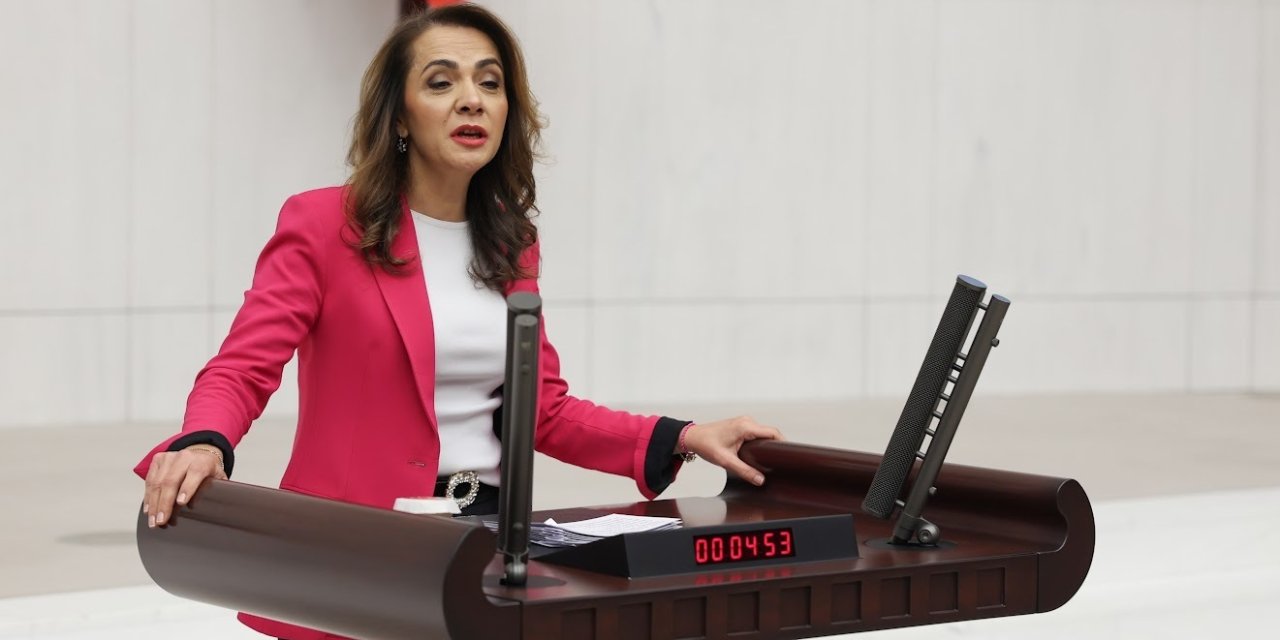 Hüda Par istedi, tiyatro oyununun adı değişti