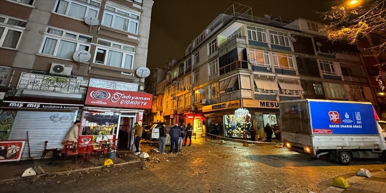 Kadıköy'de su şebekesi patladı; 5 katlı bina tahliye edildi